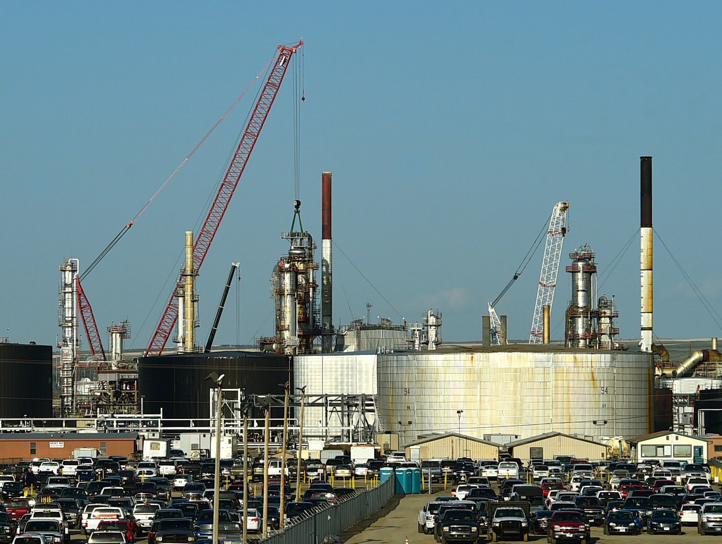 Refinery cranes